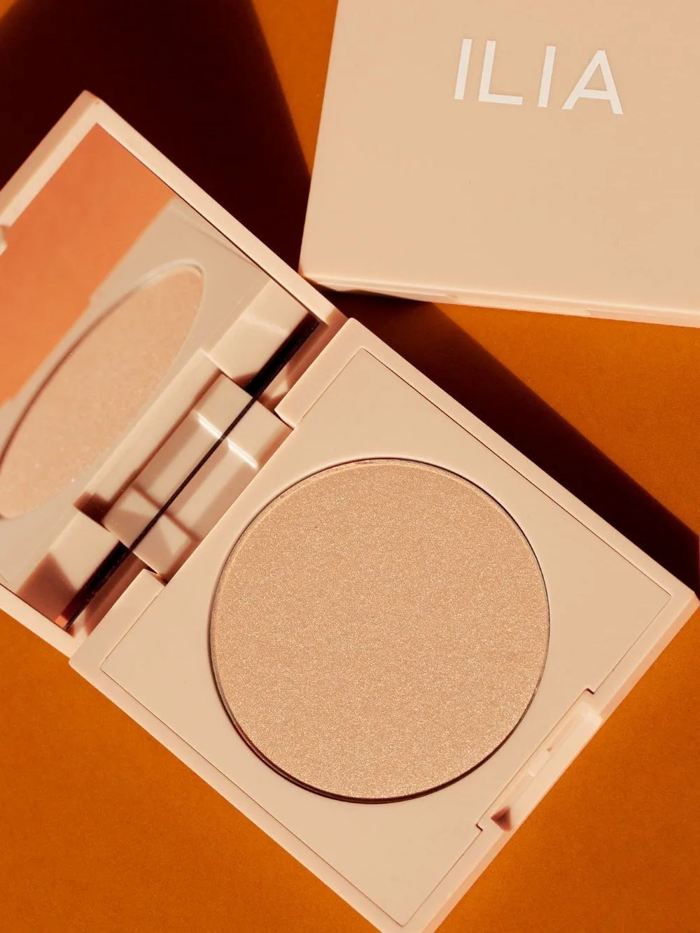 ILIA DayLite melírovací prášek 2 Osvětlující zvýrazňovače Clean Beauty