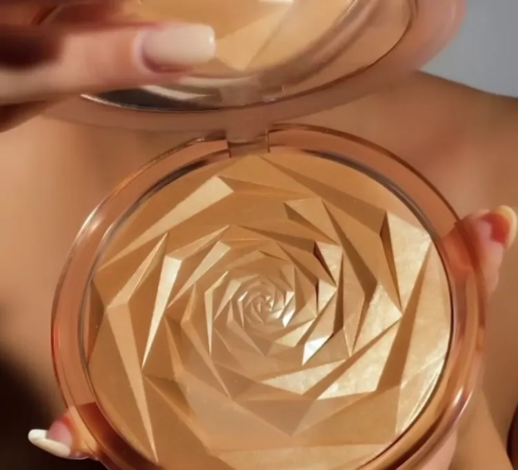 Huda Beauty NYMPH All Over Highlighting Powder