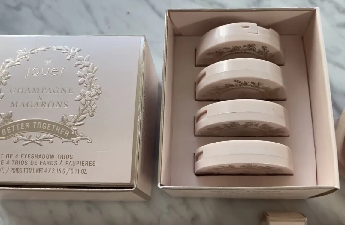 Jouer Champagne and Macaroons