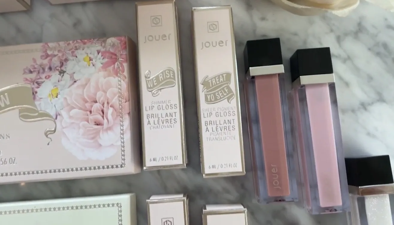 Jouer Champagne and Macaroons