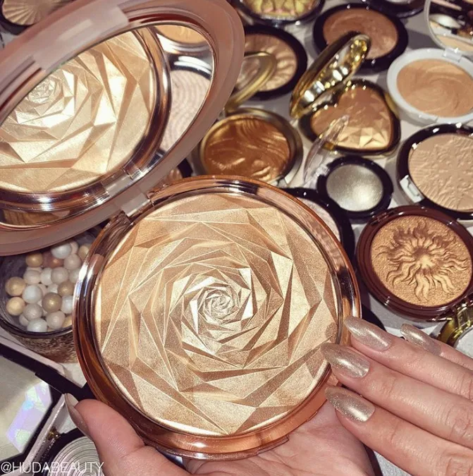 Huda Beauty NYMPH All Over Highlighting Powder