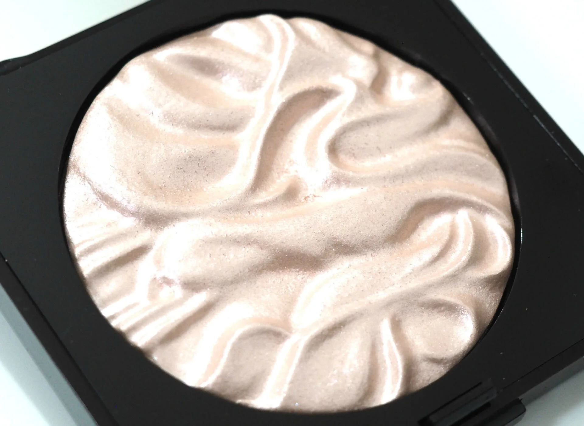 Laura Mercier Face Illuminator Powder Review / Swatches