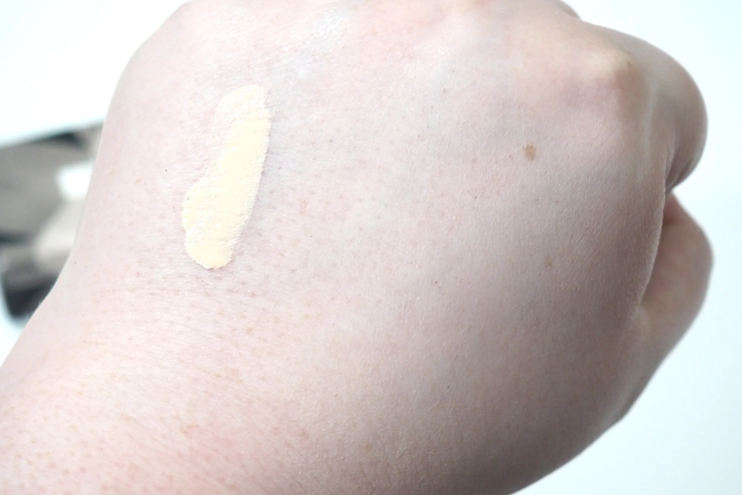 Fenty Beauty Eaze Drop Blurring Skin Tint Review Swatches