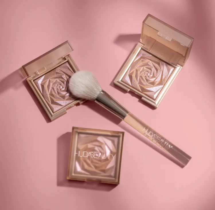 Huda Beauty NYMPH Kiss Glow Blush