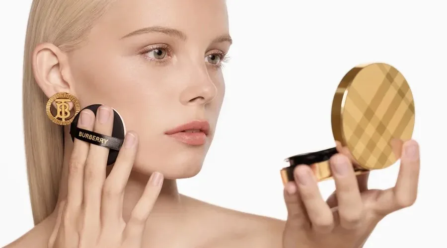 Основа Burberry Beauty Matte Glow Cushion
