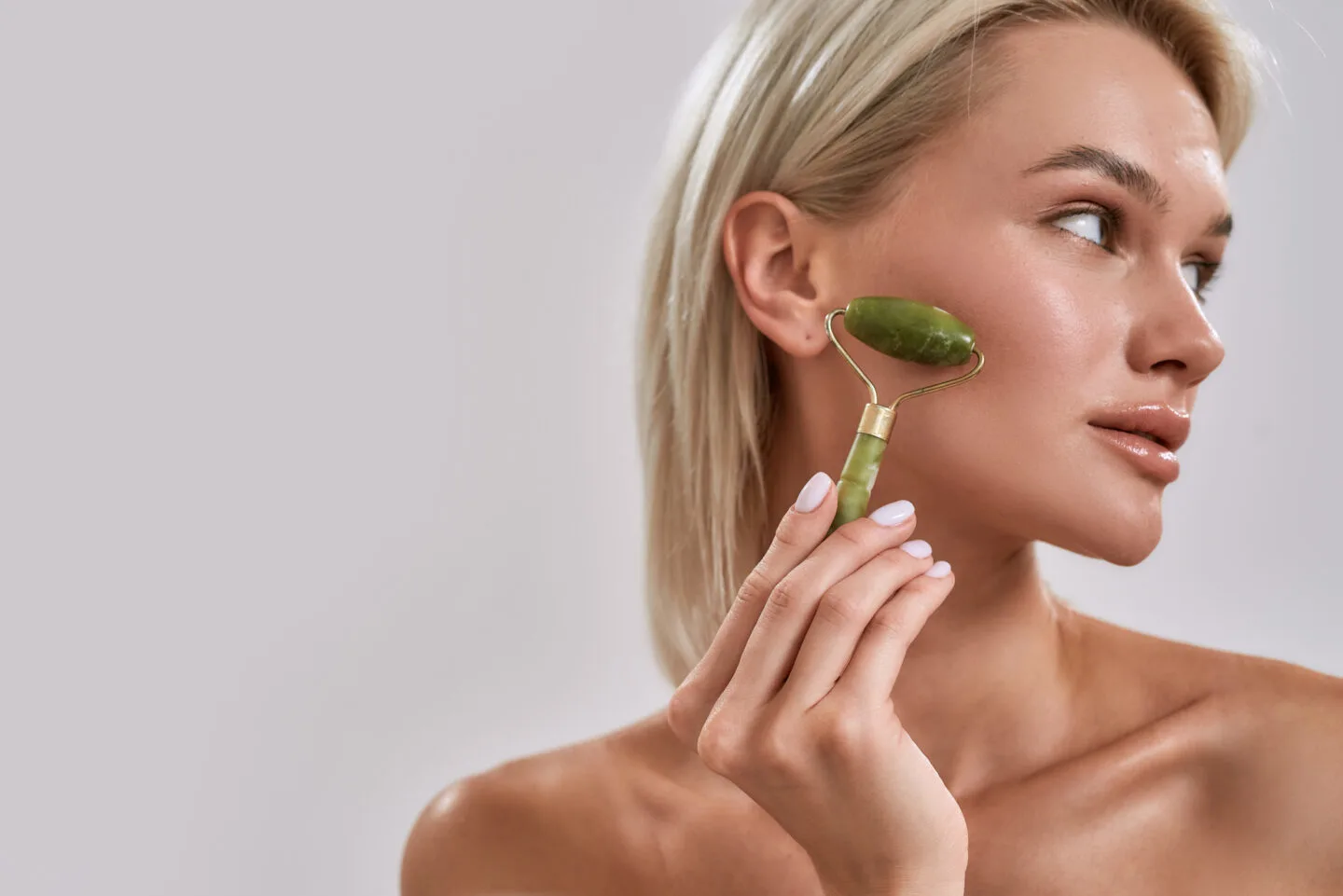 Finish Your Makeup By Using A Glass Skin Mist