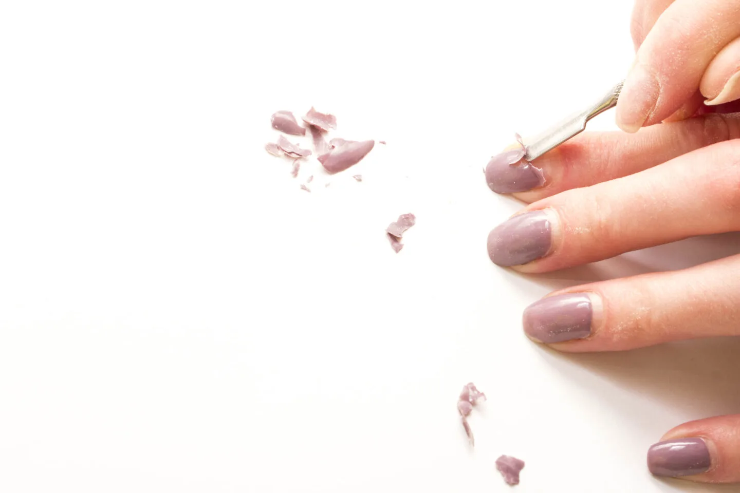 So entfernen Sie schnell Acrylnägel zu Hause selbst [einfache Schritte]