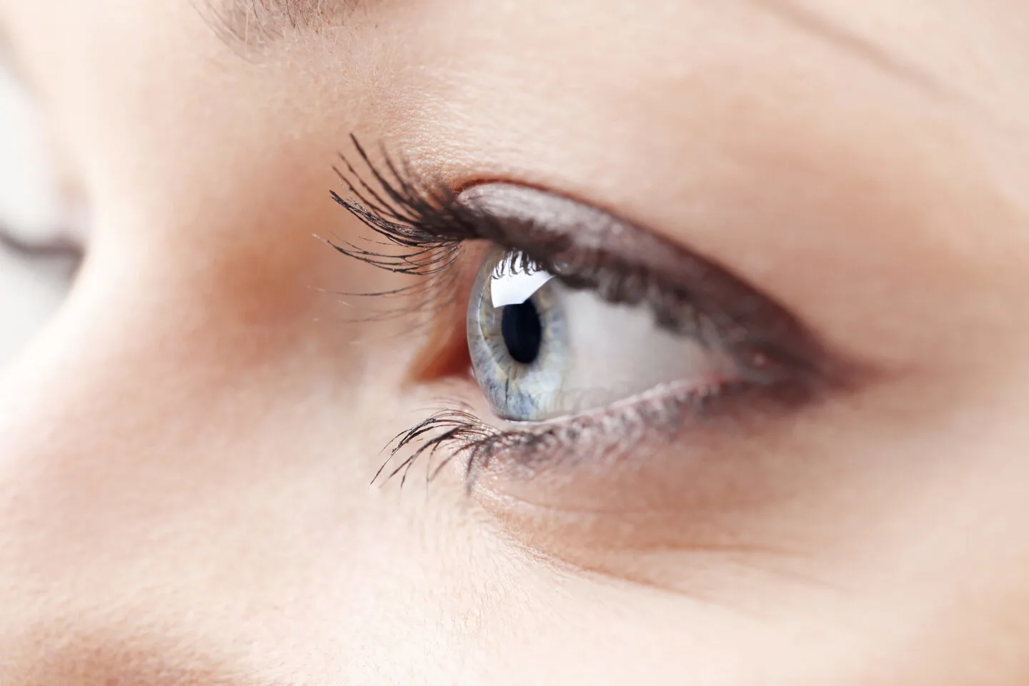 Why Are My Eyelashes Growing Straight [Causes Revealed]