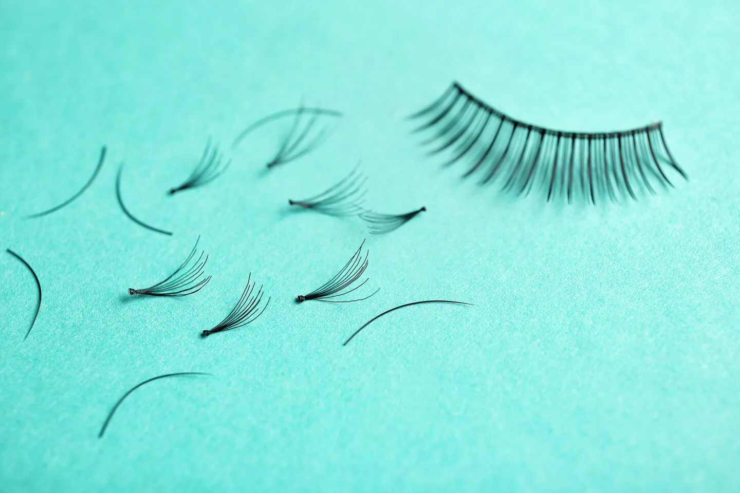 Why do false eyelashes pop off so easily?