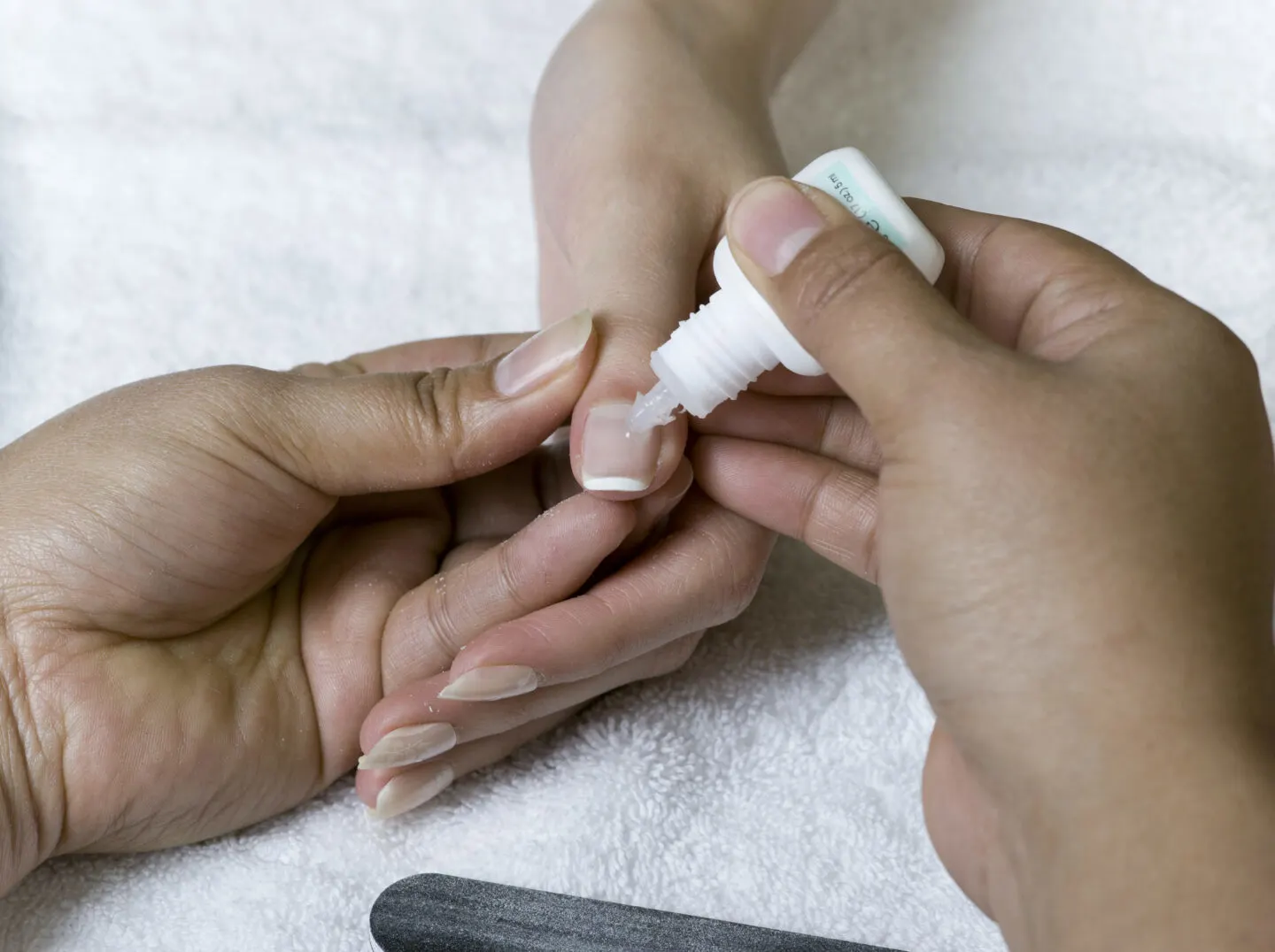 How To Remove Nail Glue From Fake Nails [Easy Steps]