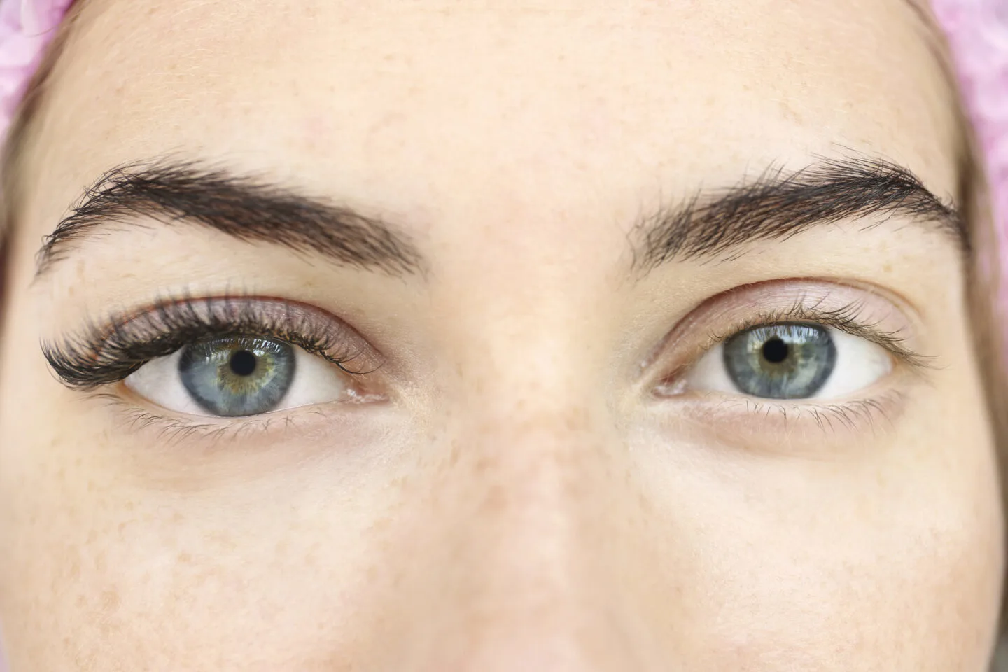 What are some of the risks associated with lash extensions?