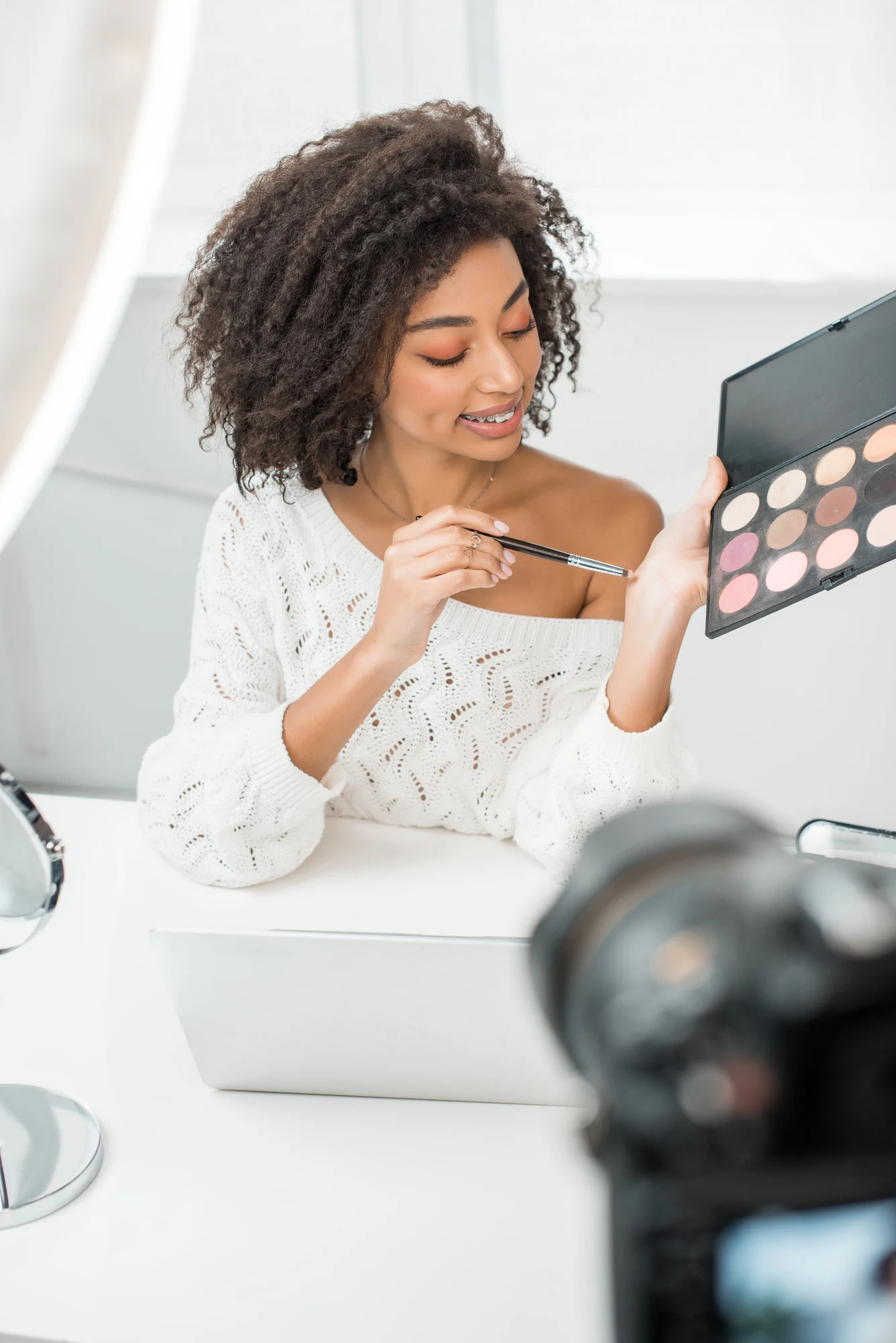 What is the importance of cleaning eyeshadow palettes?