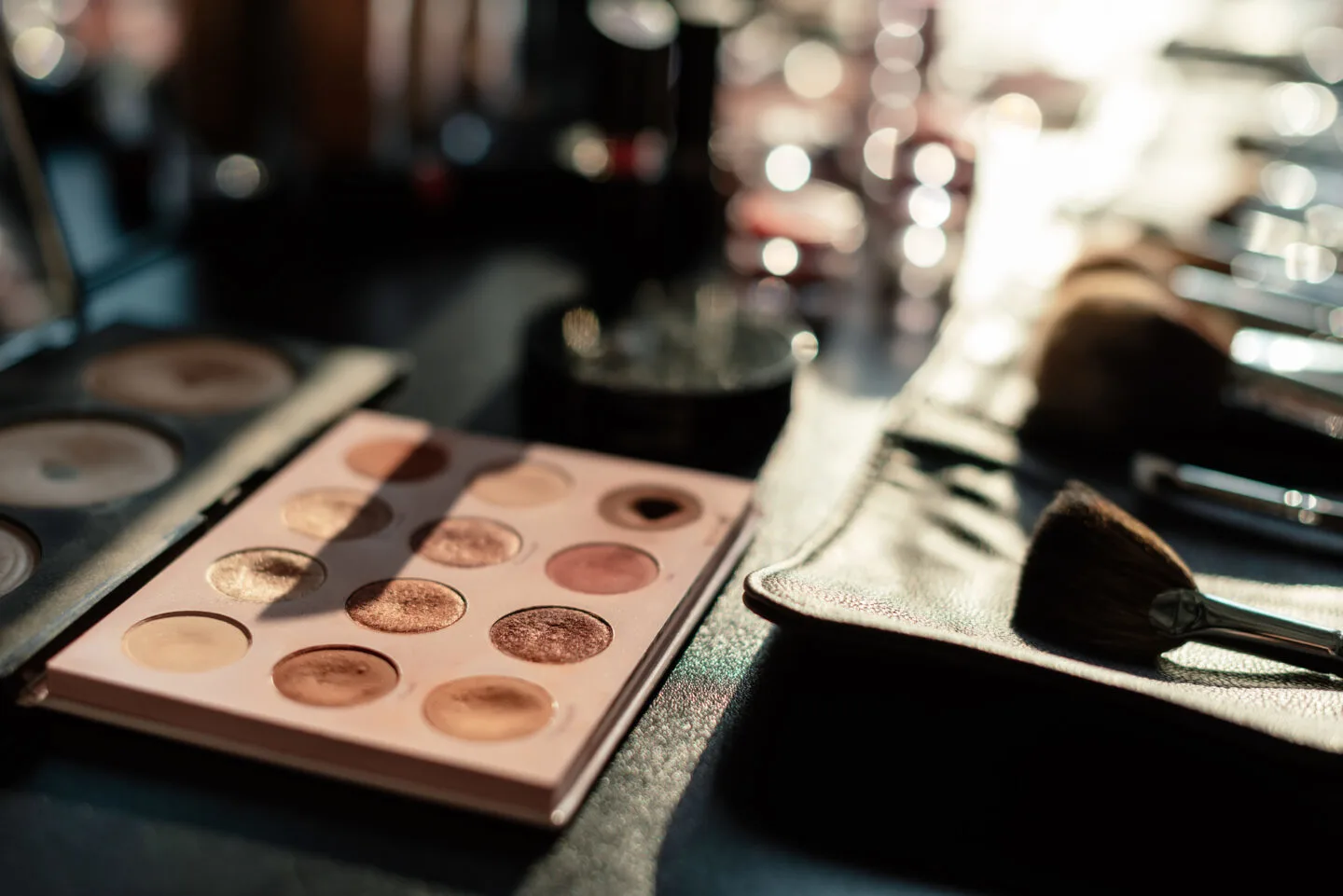 How To Clean Eyeshadow Palettes? [Palette Cleaning Tips]