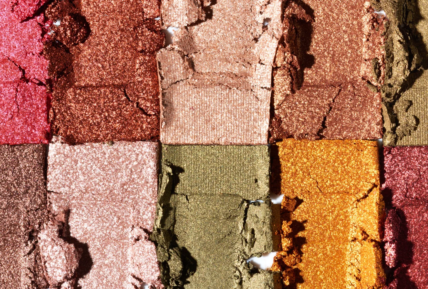 How to turn an eyeshadow pan into a loose pigment?