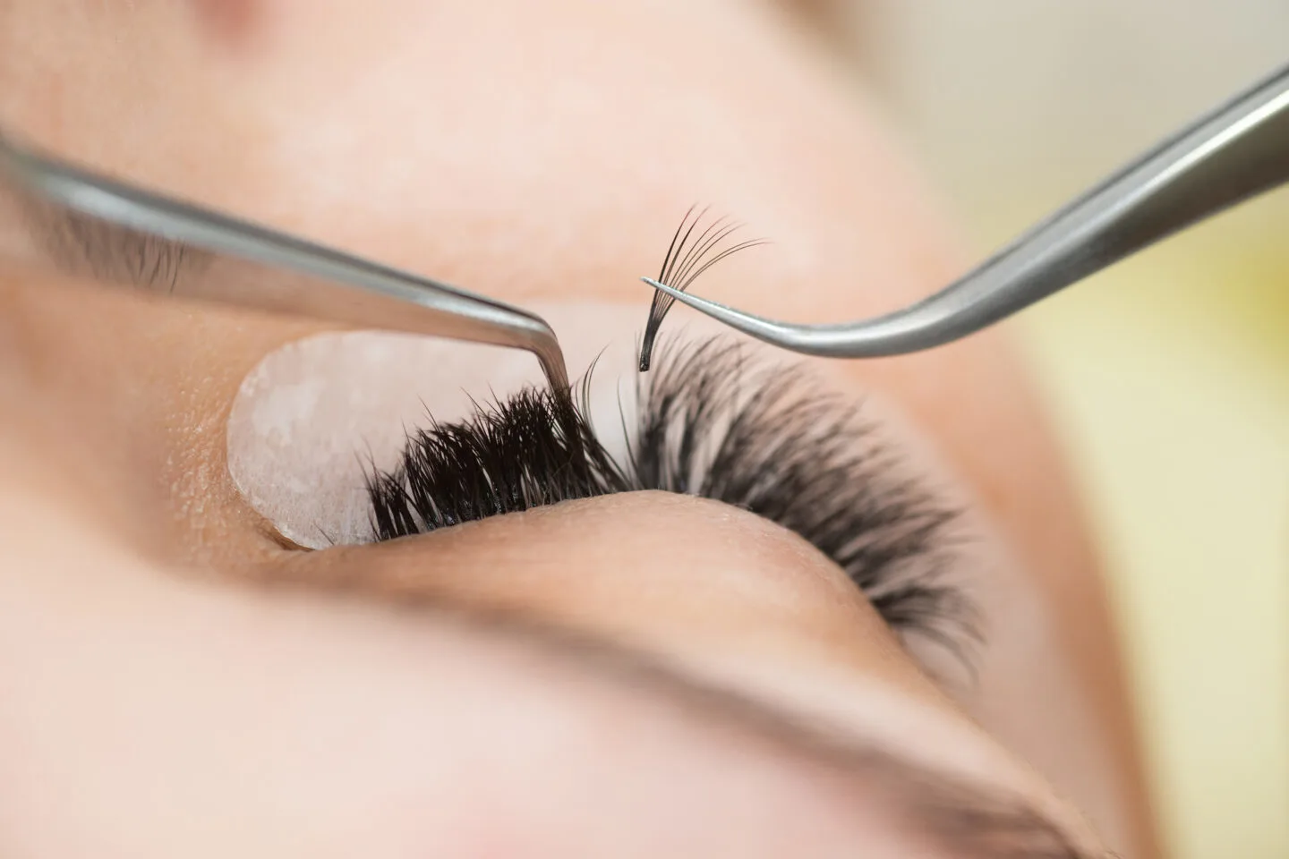 What Are Hybrid Lashes Benefits, Downsides + Tips 1