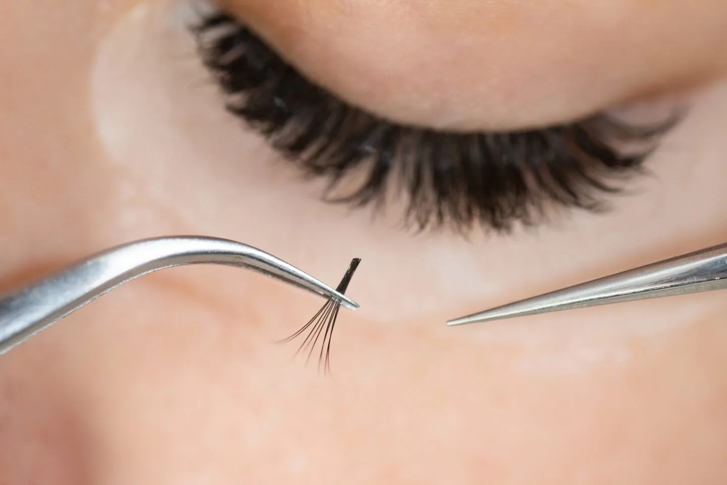 What Are Hybrid Lashes Benefits, Downsides + Tips 1