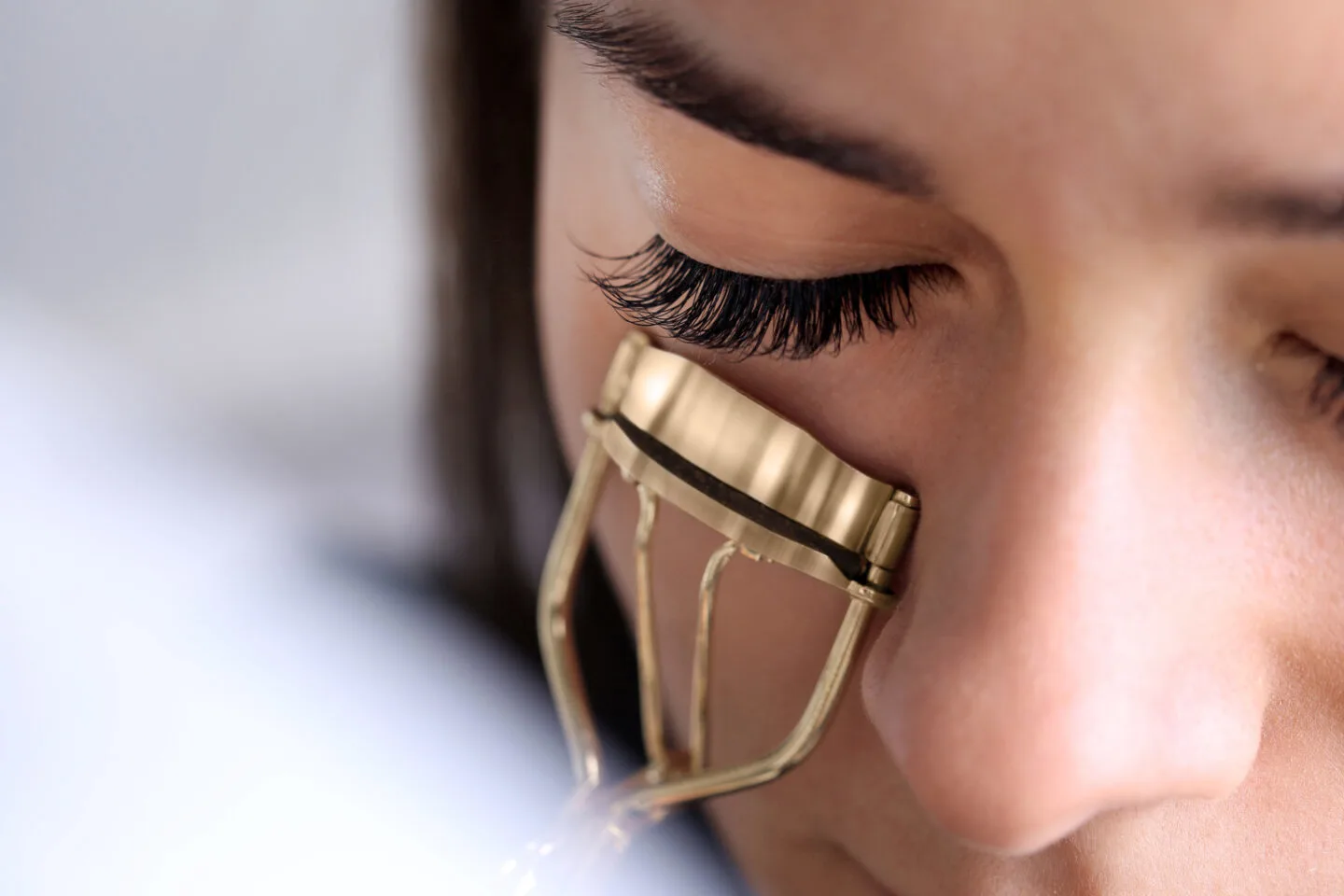What temperature is a heated eyelash curler?