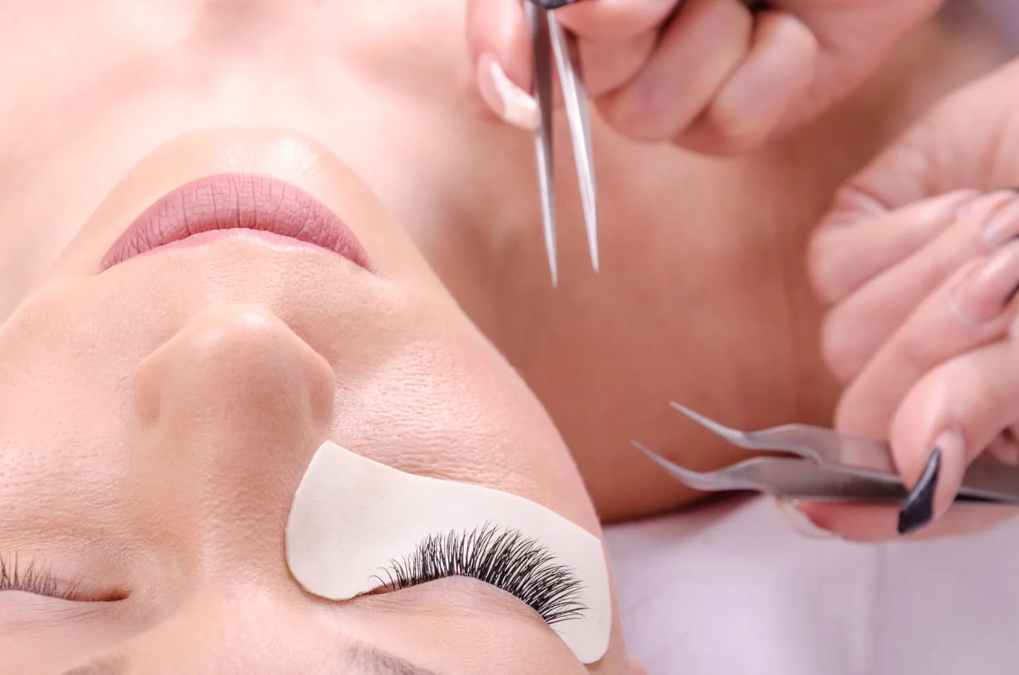 What do dirty lash extensions look like?