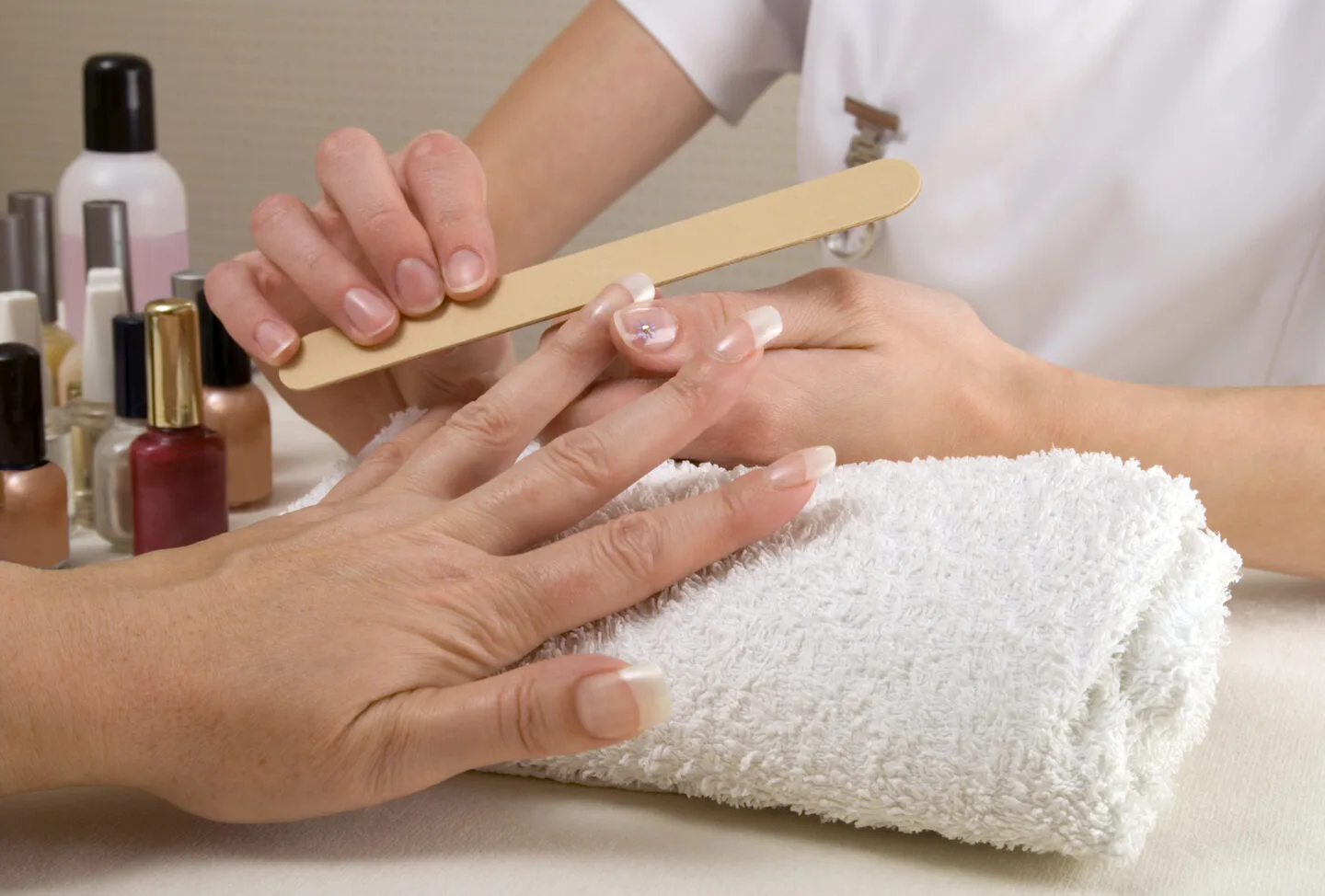 Does rubbing alcohol dehydrate your nails?