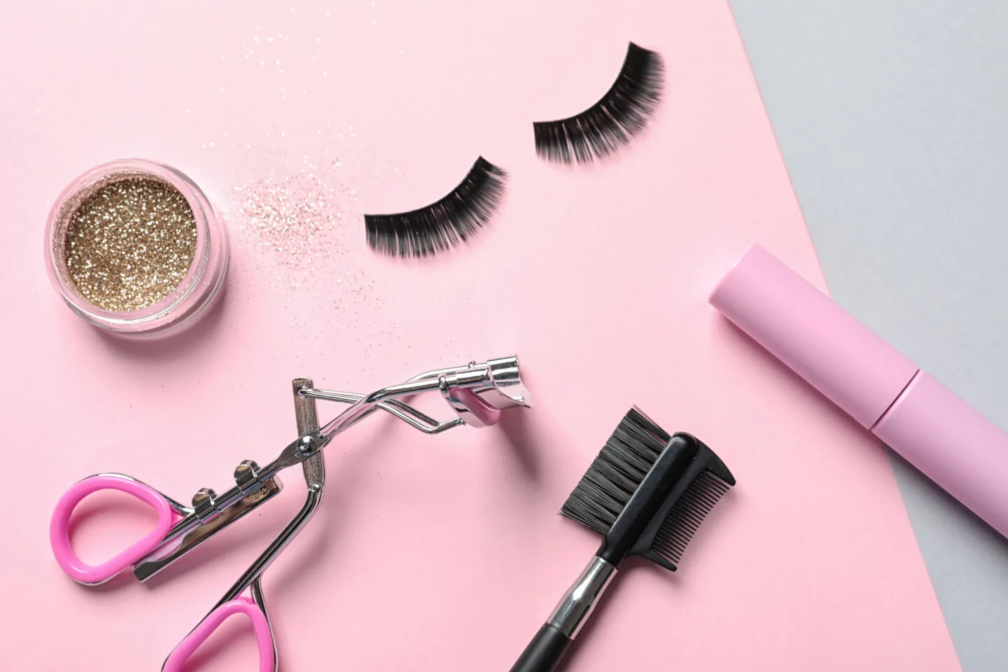 How do you get false eyelashes to stay on?