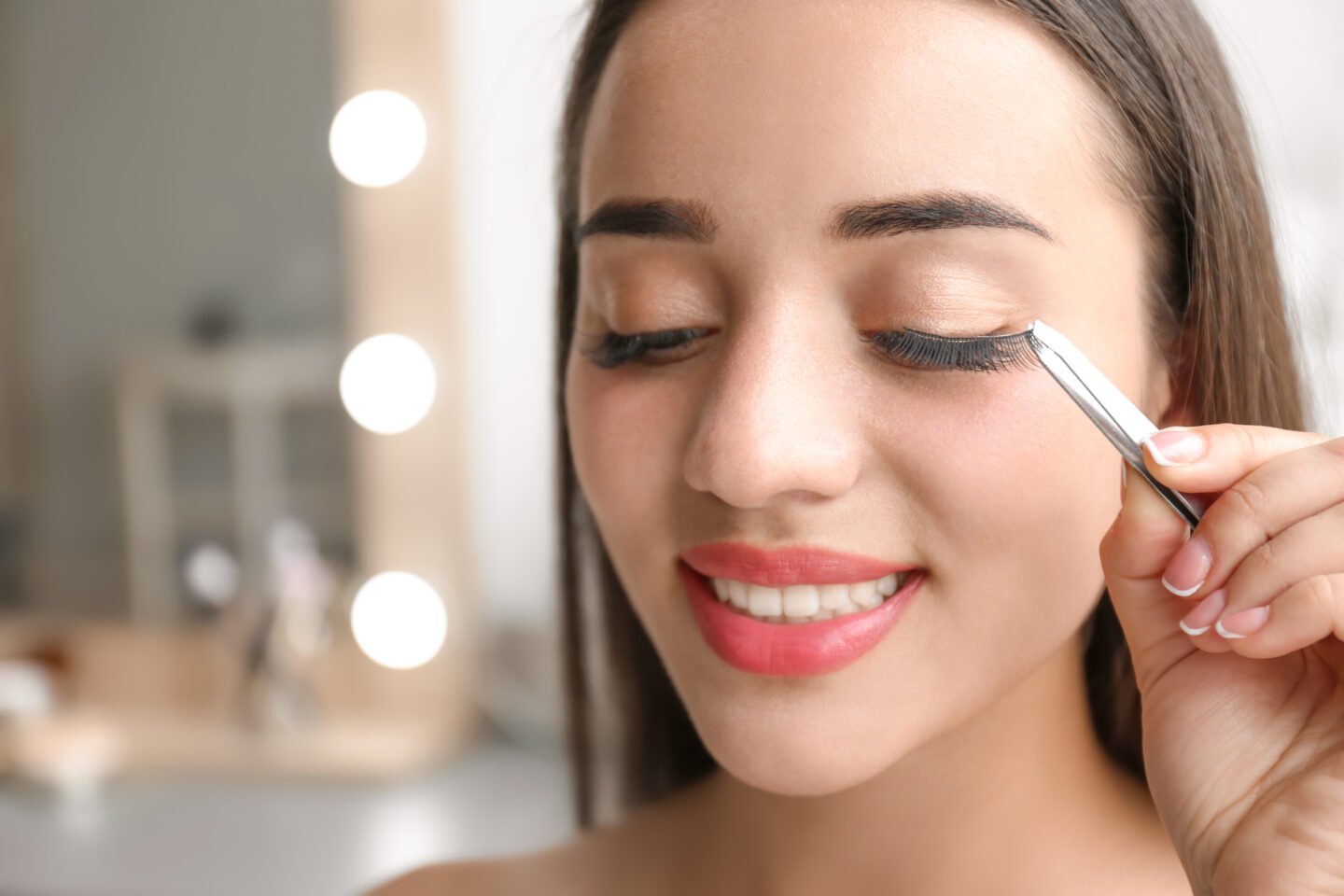 How to keep false eyelashes on for days?