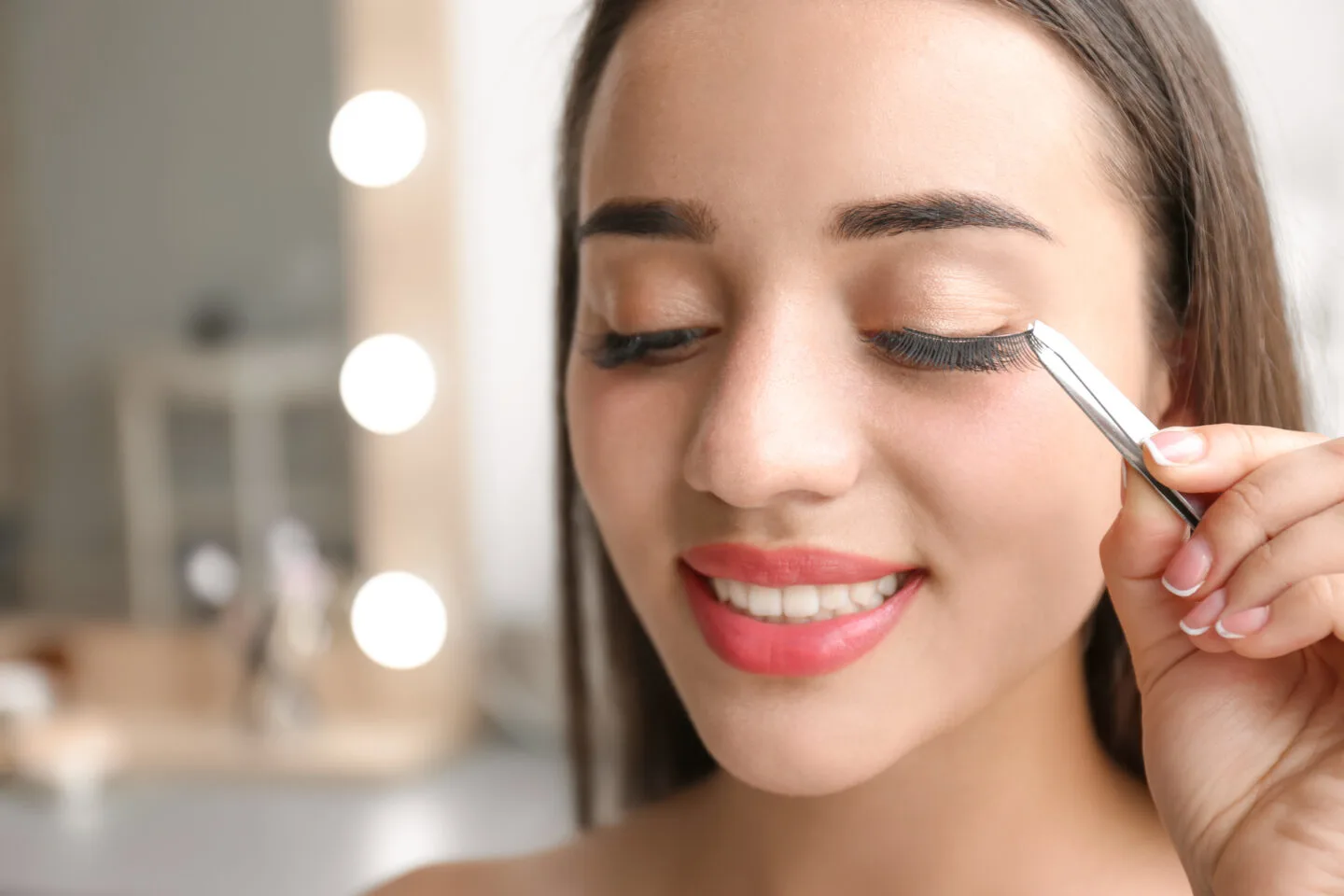 How to keep false eyelashes on for days?