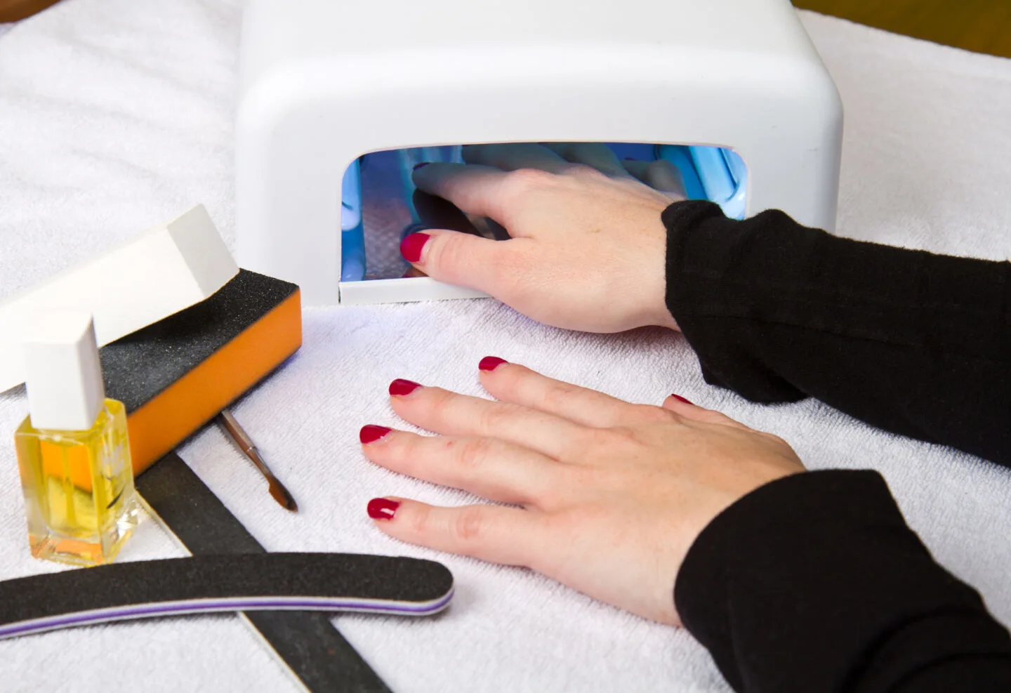 What are the common application errors when applying gel nail polish?