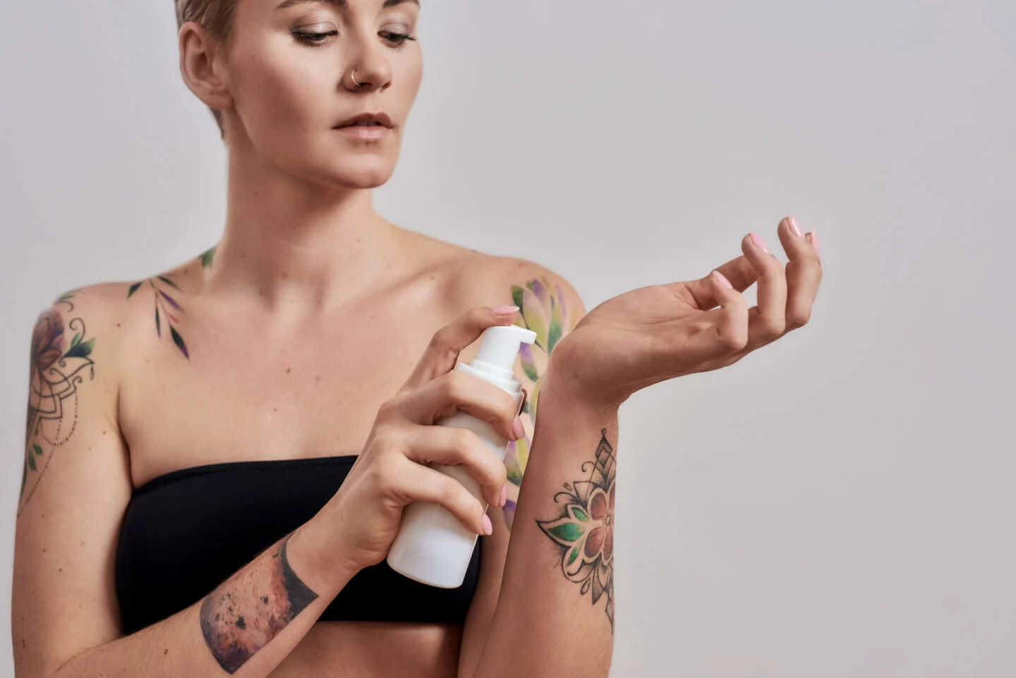 konstant overskydende Støvet Hvad er forskellen mellem Aquaphor og Vaseline? (juli 2023)