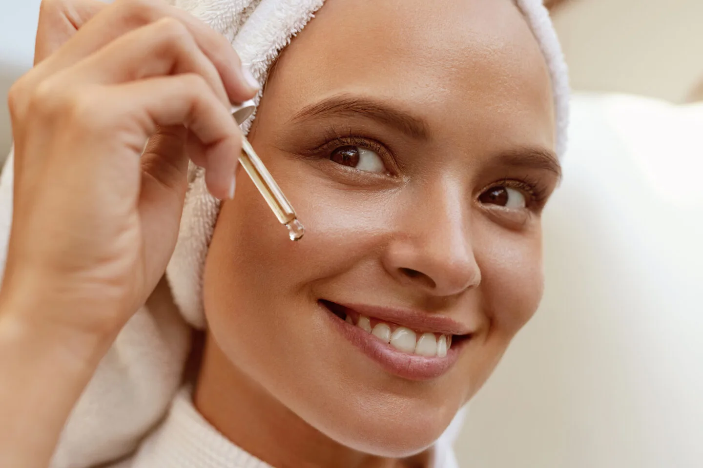 How Does Niacinamide Differ from Hyaluronic Acid?