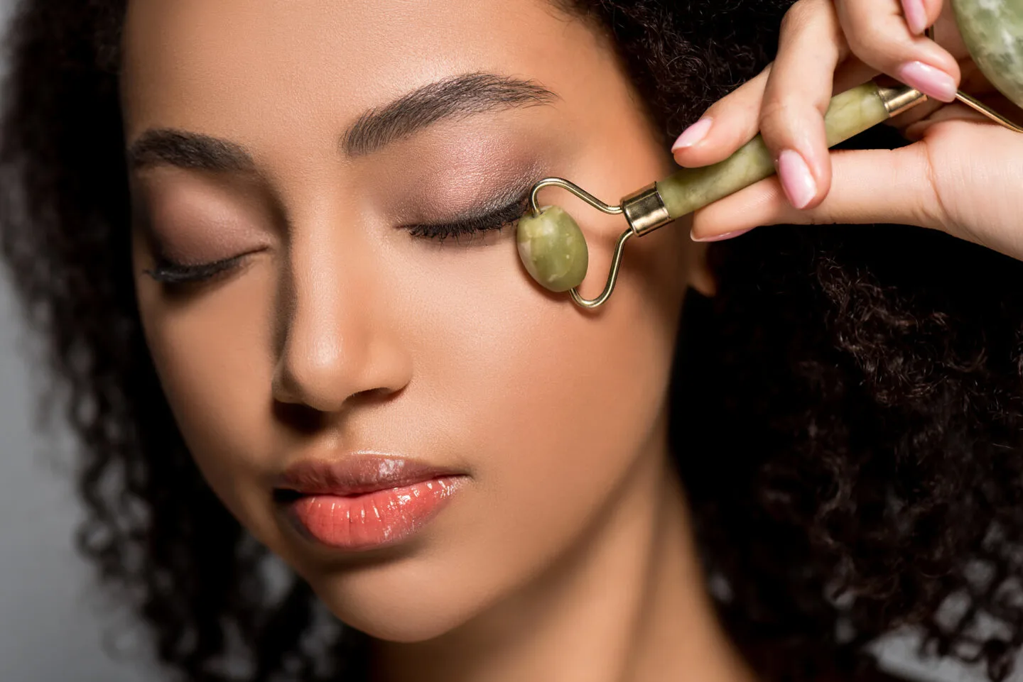 Can Using A Jade Roller Help With Hooded Eyelids?