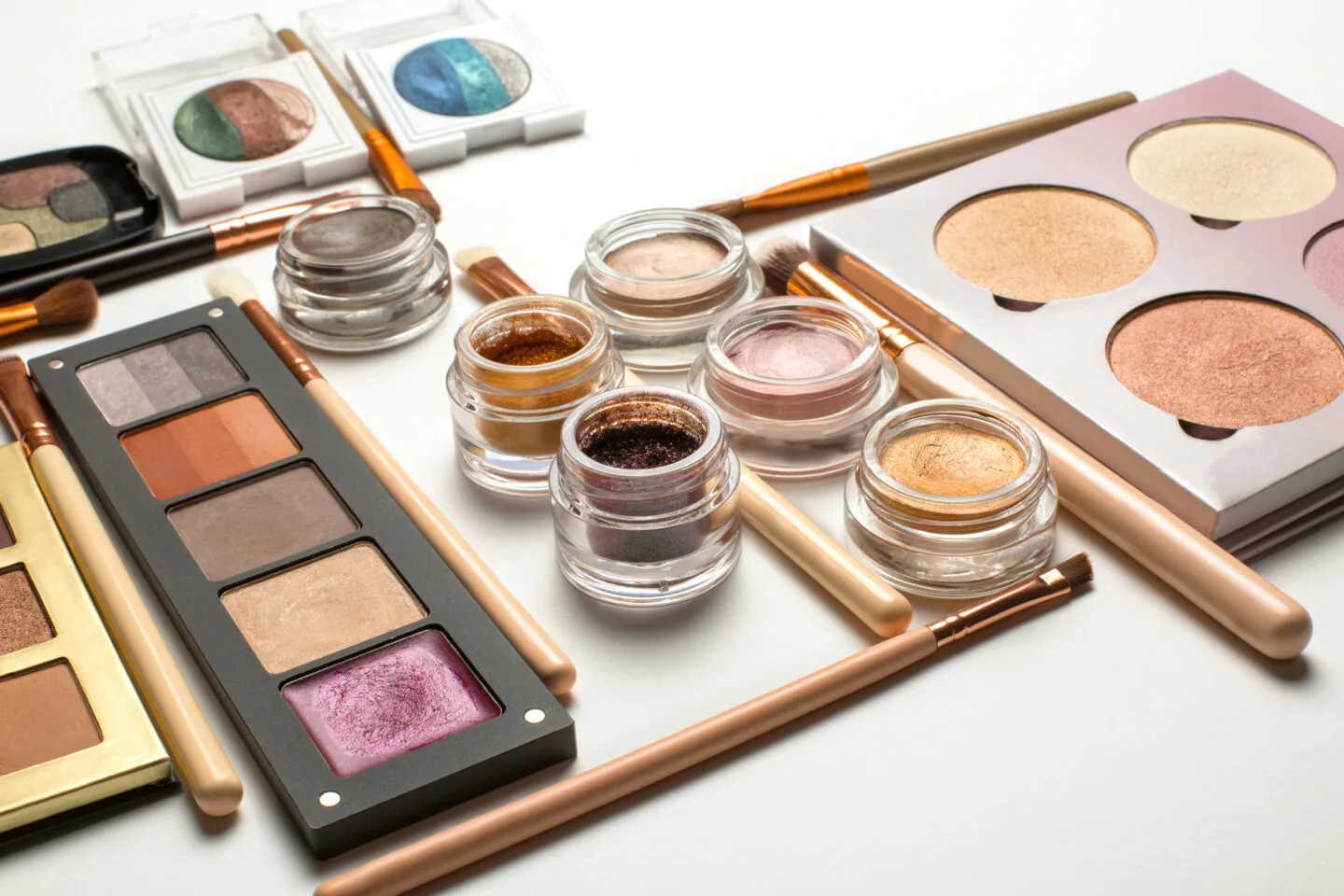 How To Sanitize Your Eyeshadow Palettes Between Uses?