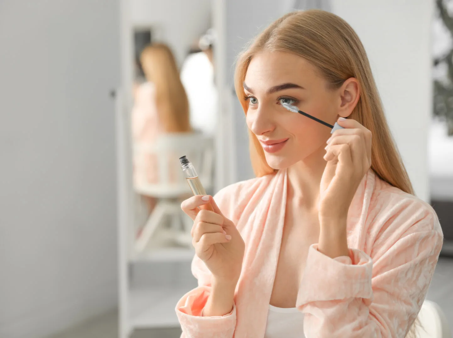 How To Apply Jojoba Oil To Your Eyelashes?