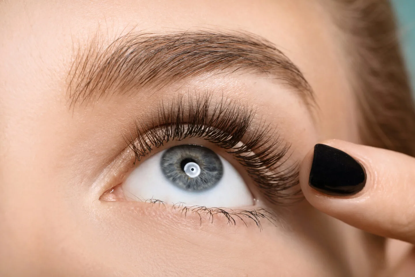 How To use Q-Tips To Get The Loose Eyelash Out Of Your Eye?