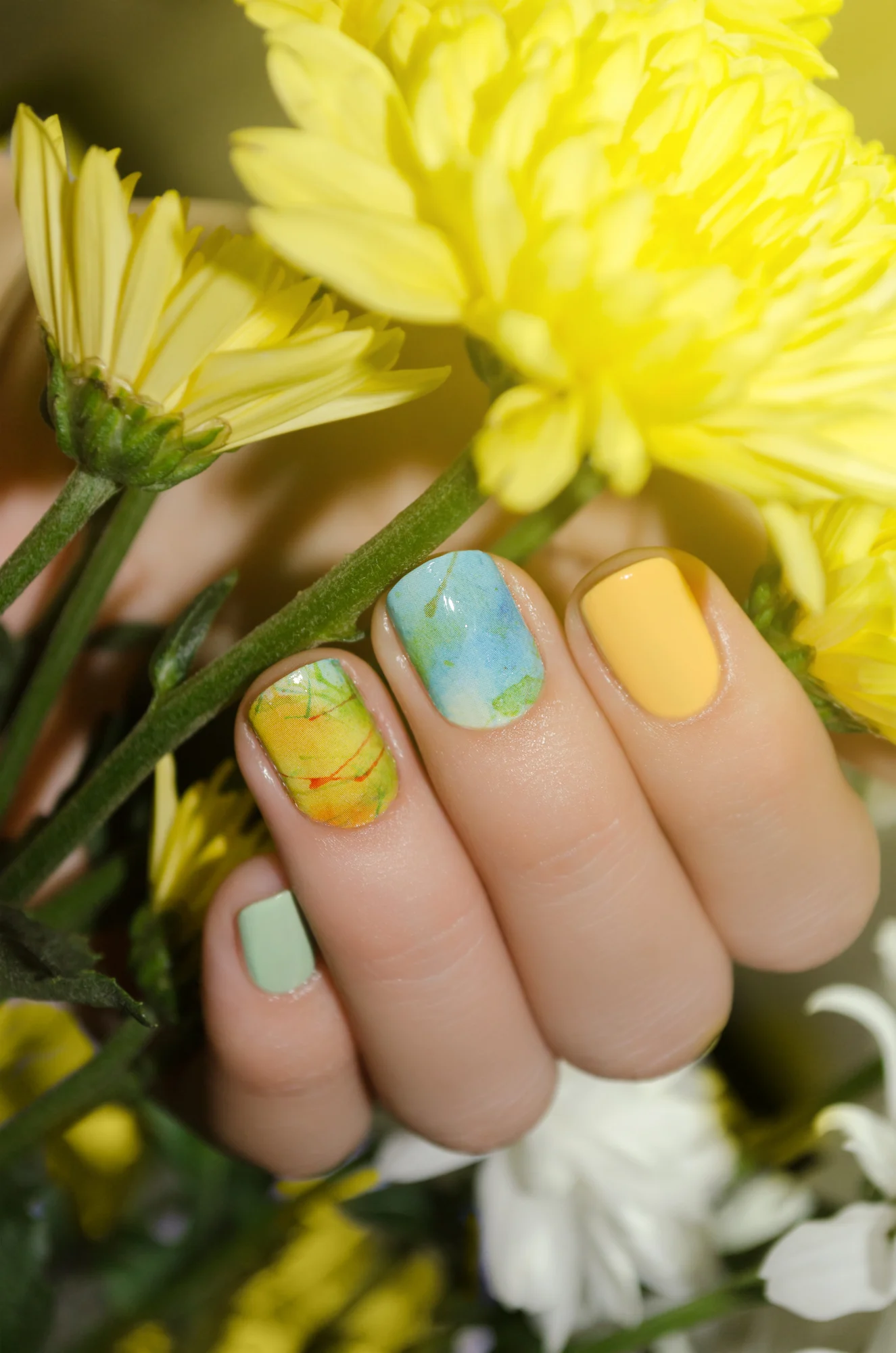 Você pode aplicar envoltórios de unhas em unhas de acrílico e unhas de gel?