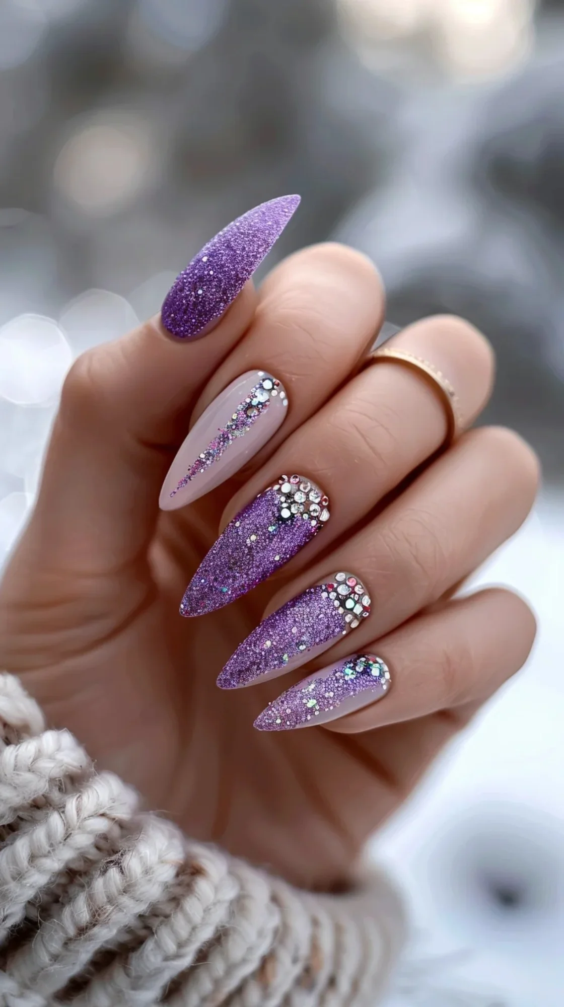 These nails feature a soft lavender base with a subtle gradient effect towards the tips. The fine glitter adds a delicate sparkle, enhancing the refined and elegant feel of the design, suitable for any occasion.